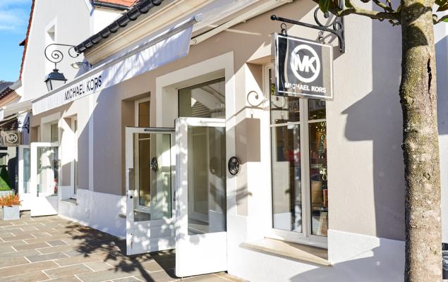 Jimmy Choo Growth & Versace Sale Lift Capri Holdings' Q3 Earnings Beat