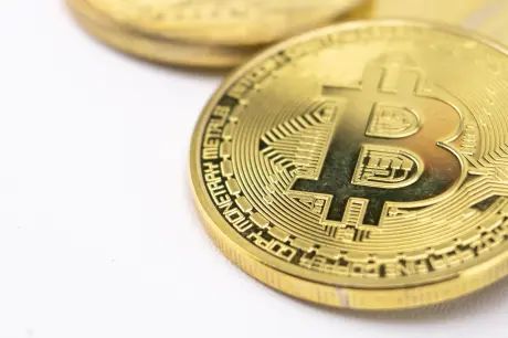 Más de $4 mil millones en posiciones largas al borde de la liquidación: Bitcoin se mantiene sobre $80 000