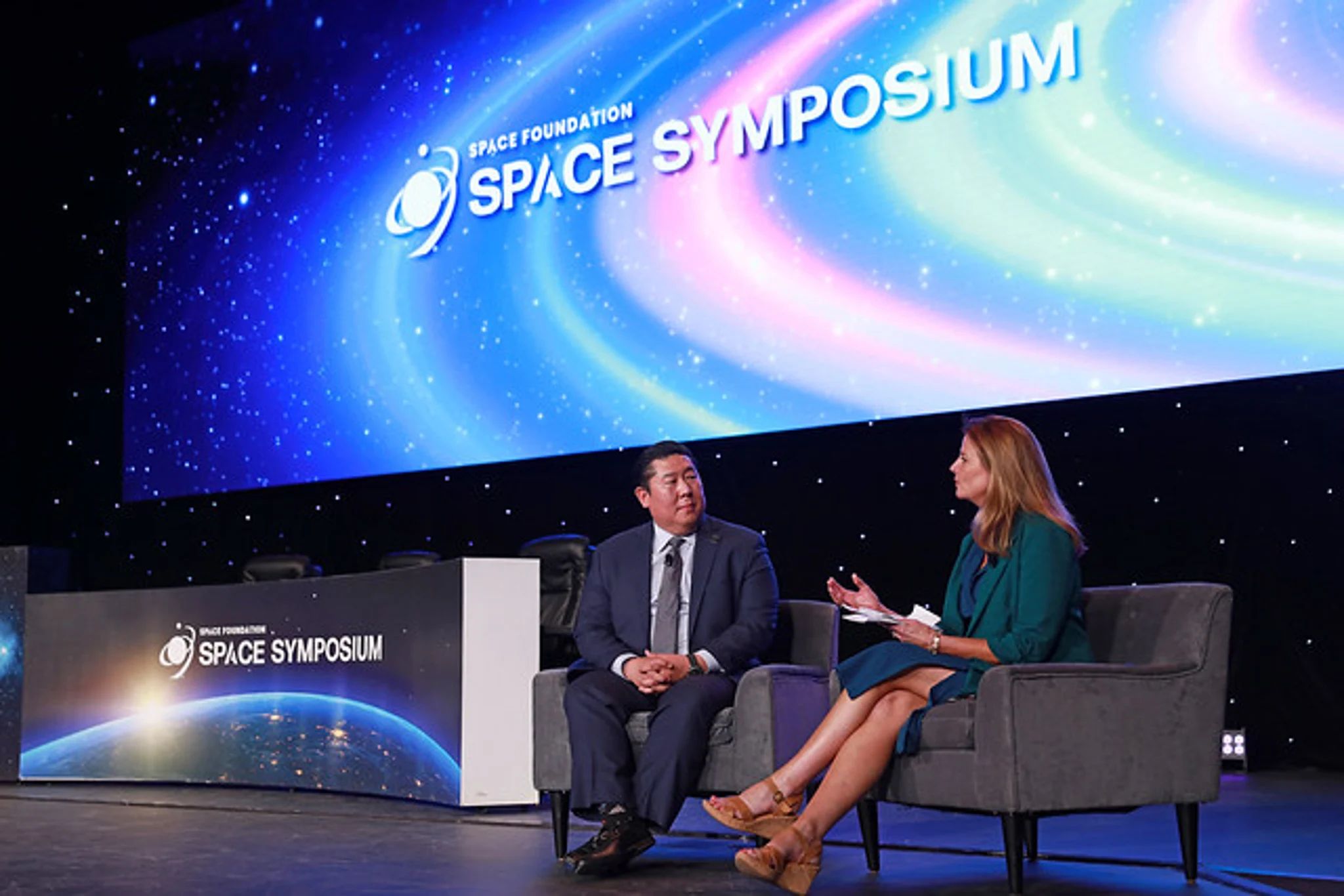 Palantir, SpaceX, L3Harris et d'autres étoiles de la défense et de l'IA se rejoignent au Space Symposium 2026 | Benzinga France
