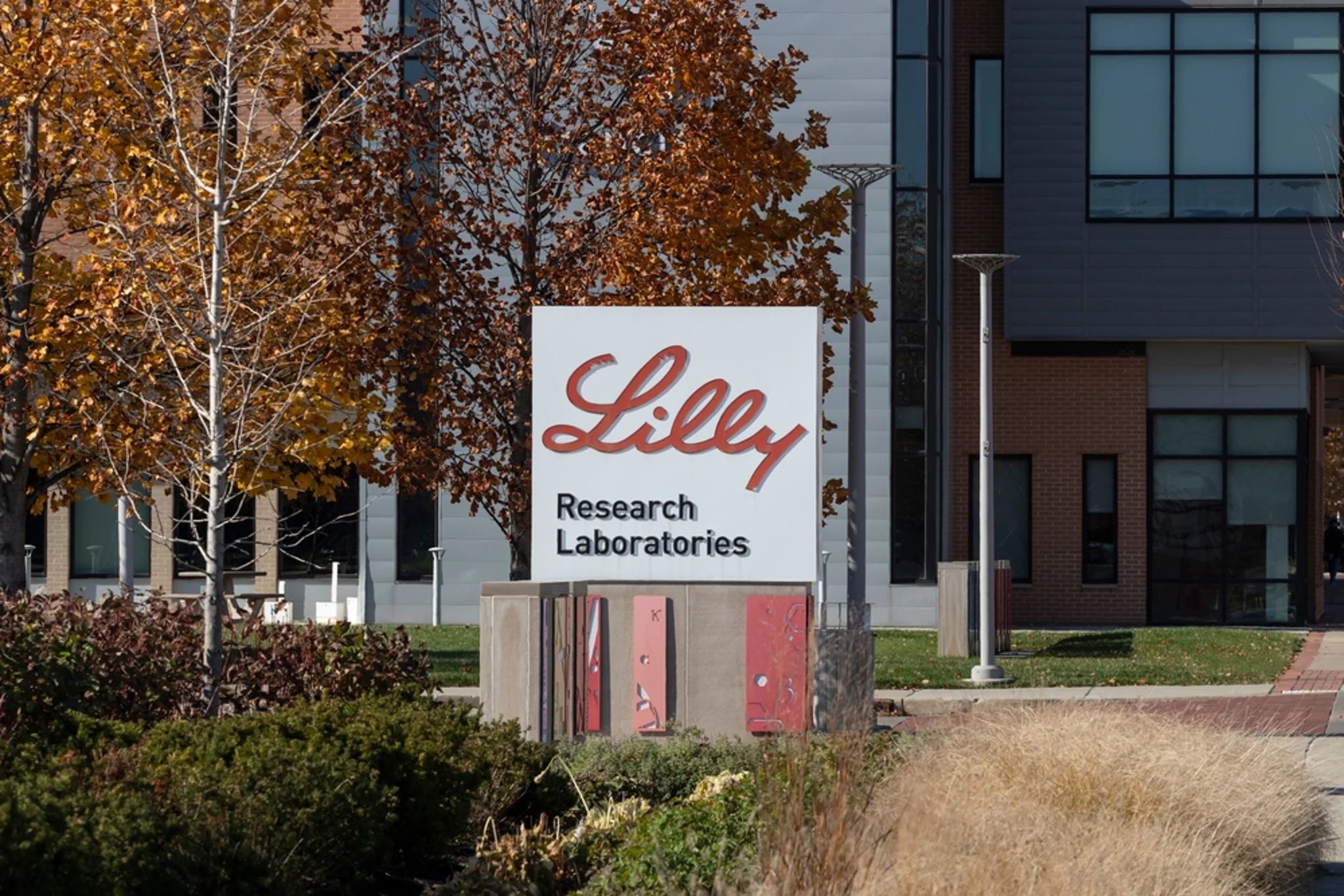Le médicament expérimental contre le cancer d'Eli Lilly réduit le risque de récidive chez les patients atteints d'un cancer du poumon à un stade précoce | Benzinga France
