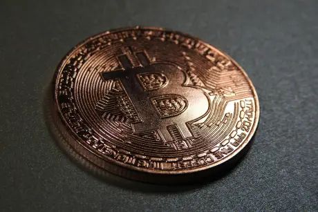 Bitcoin cae a $75,900 tras la decisión de la Fed: salida masiva de fondos de ETFs