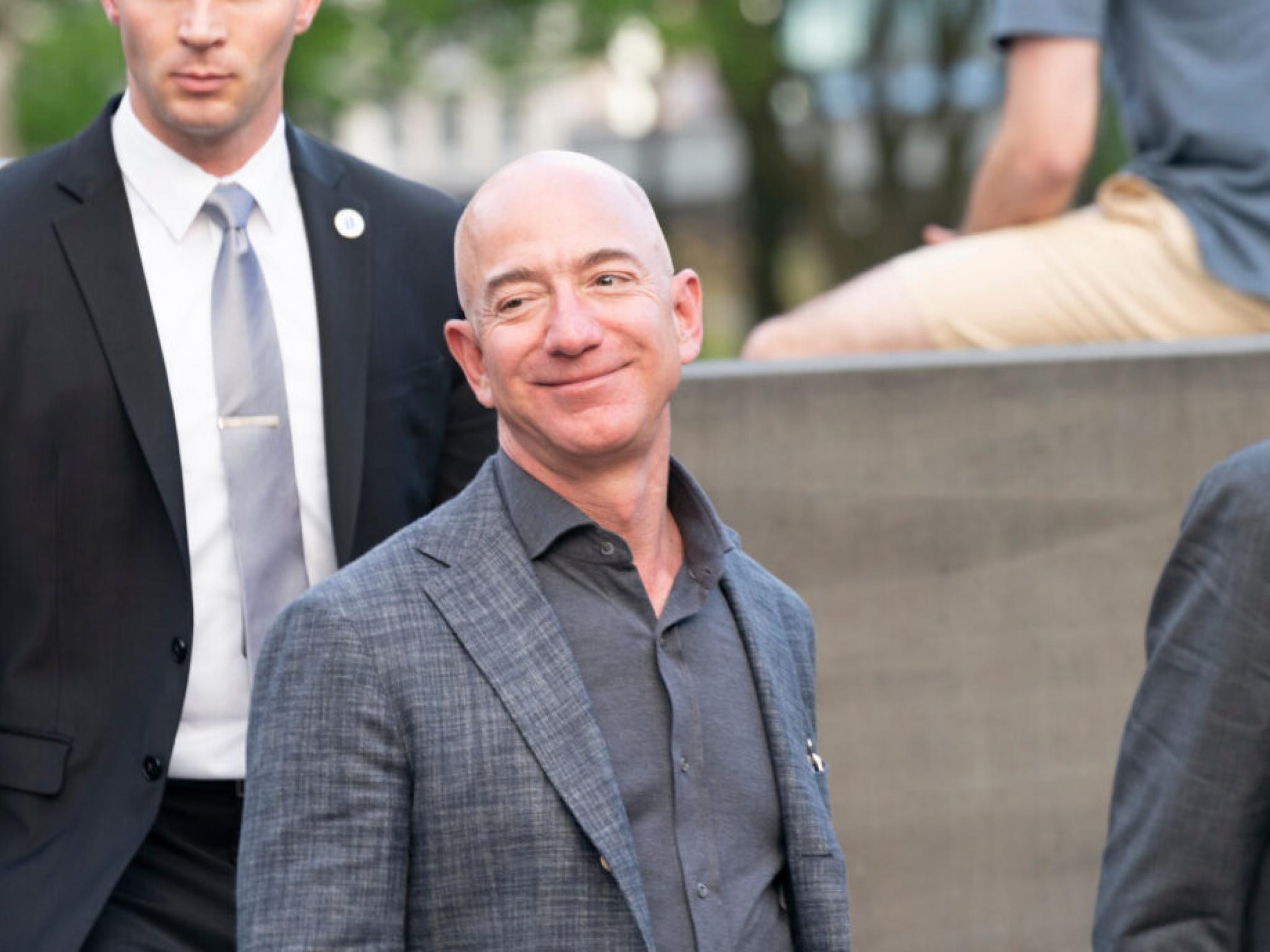 Jeff Bezos fait la promotion des centres de données dans l'espace pendant que Samsung et OpenAI prévoient des centres de données flottants dans l'océan | Benzinga France