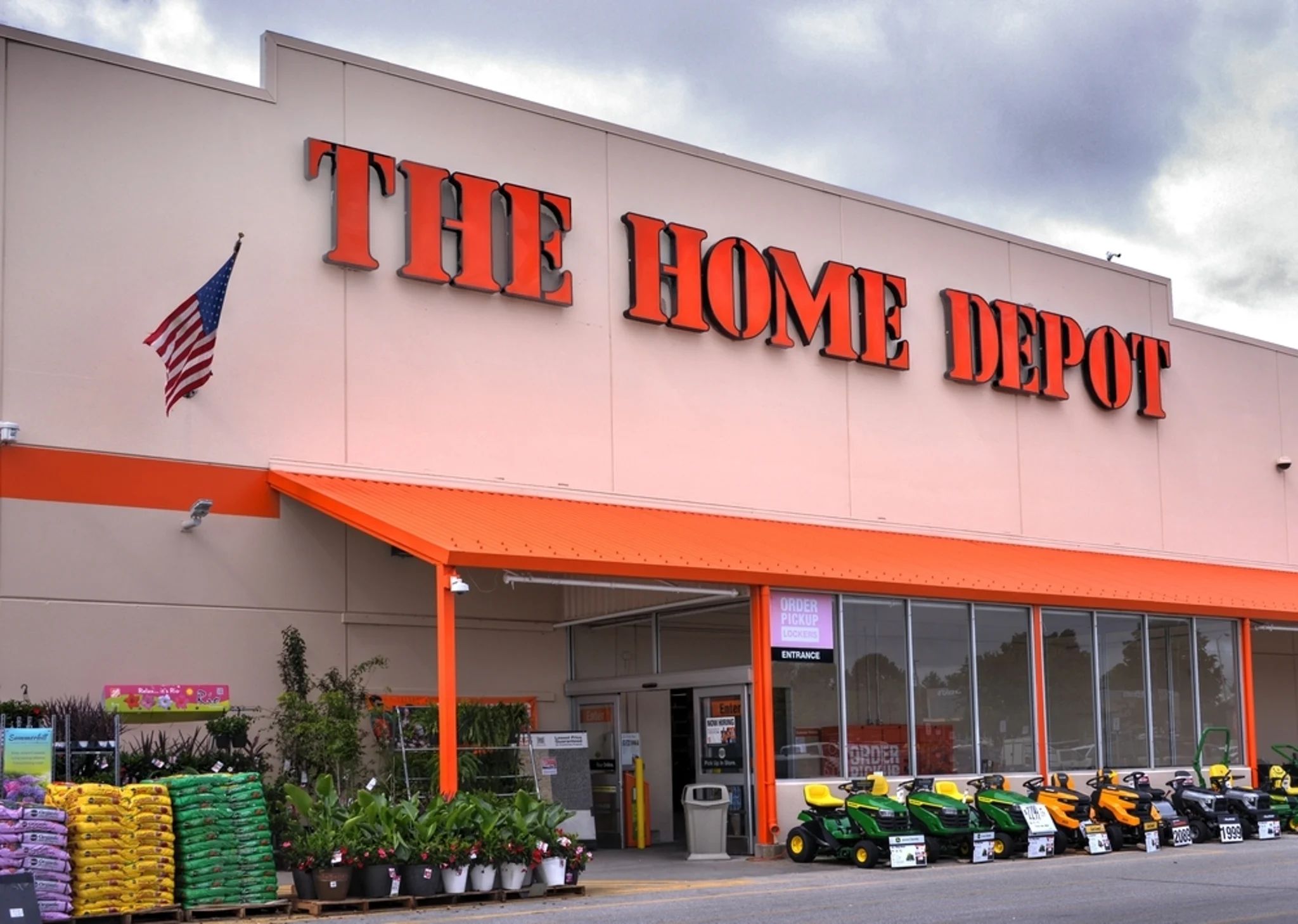 Taux hypothécaires atteignent des plus hauts de cinq semaines - mais les acheteurs revenant, stimulant Home Depot, Lowe's et d'autres constructeurs | Benzinga France