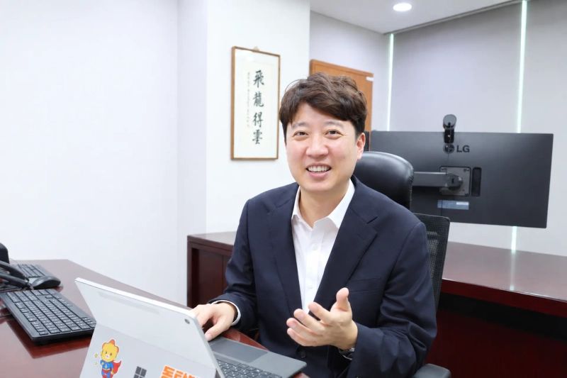 6일 블루밍비트와 인터뷰를 진행 중인 이준석 개혁신당 대표. 사진=이영민 블루밍비트 기자