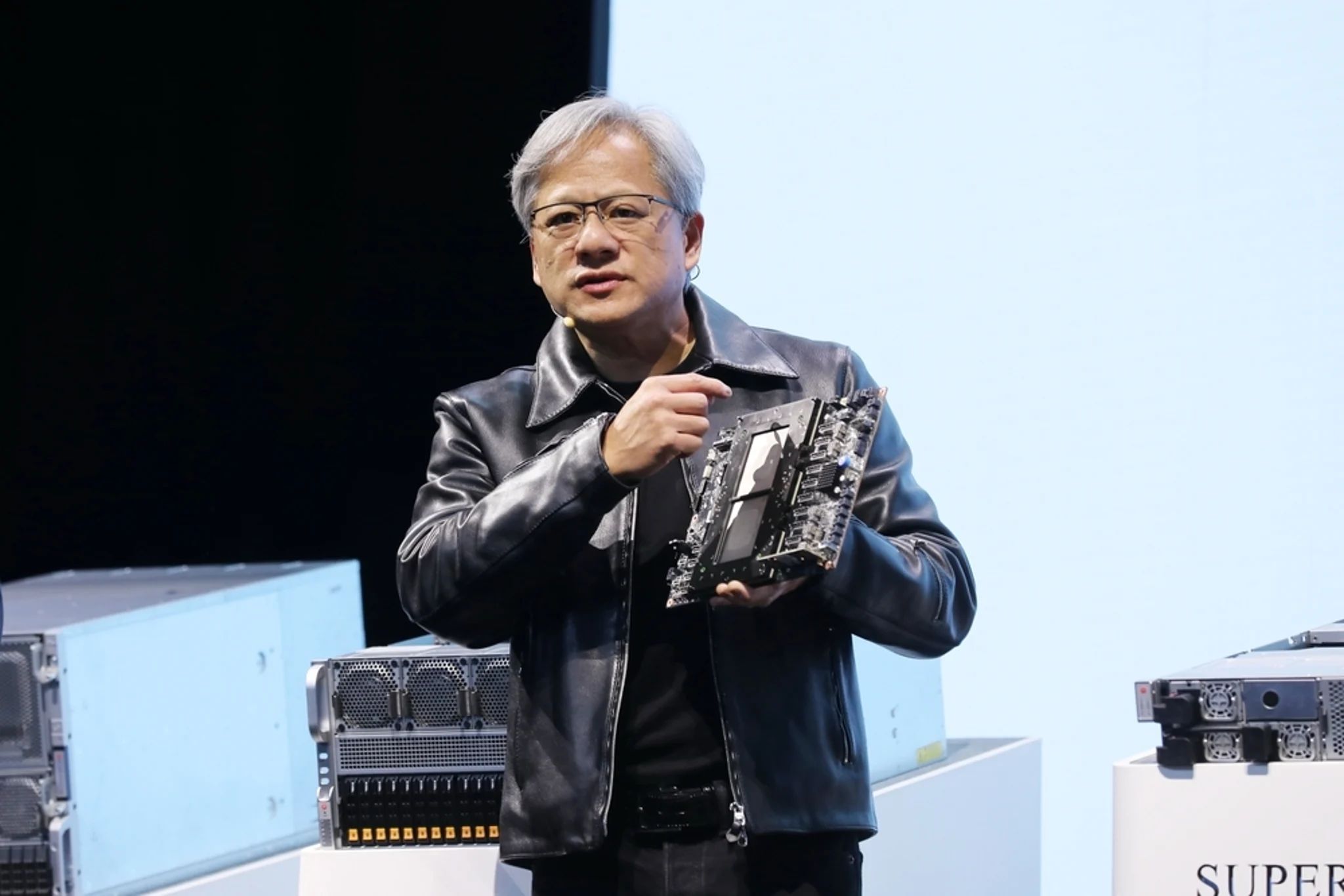 Nvidia domine une capitalisation boursière de 5 billions de dollars alors que le boom de l'IA stimule Intel, AMD et les actions de puces : "Possédez-le, ne le tradez pas", déclare Jim Cramer | Benzinga France