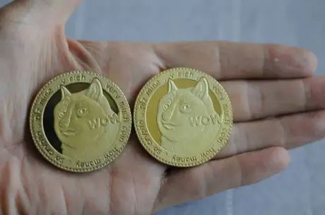 Dogecoin al borde de la ruptura: compresión triangular, patrón armónico y posible salto a $0.11