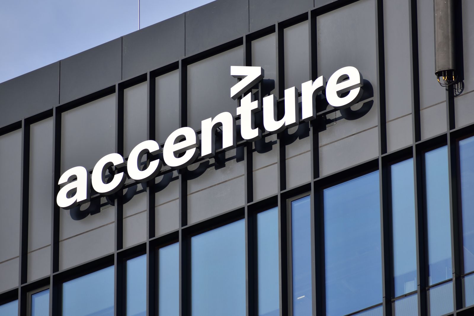Here Is How to Play Accenture Stock After a New AWS Collaboration