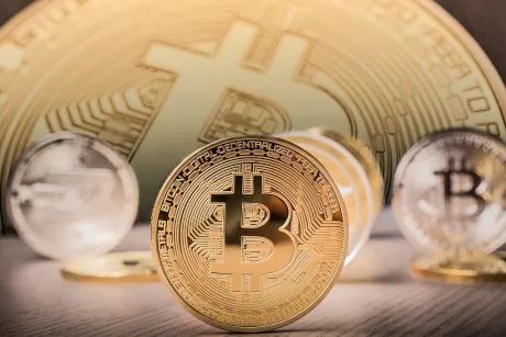 EE. UU. e Irán intensifican el conflicto; Bitcoin se desploma y expertos recomiendan vender