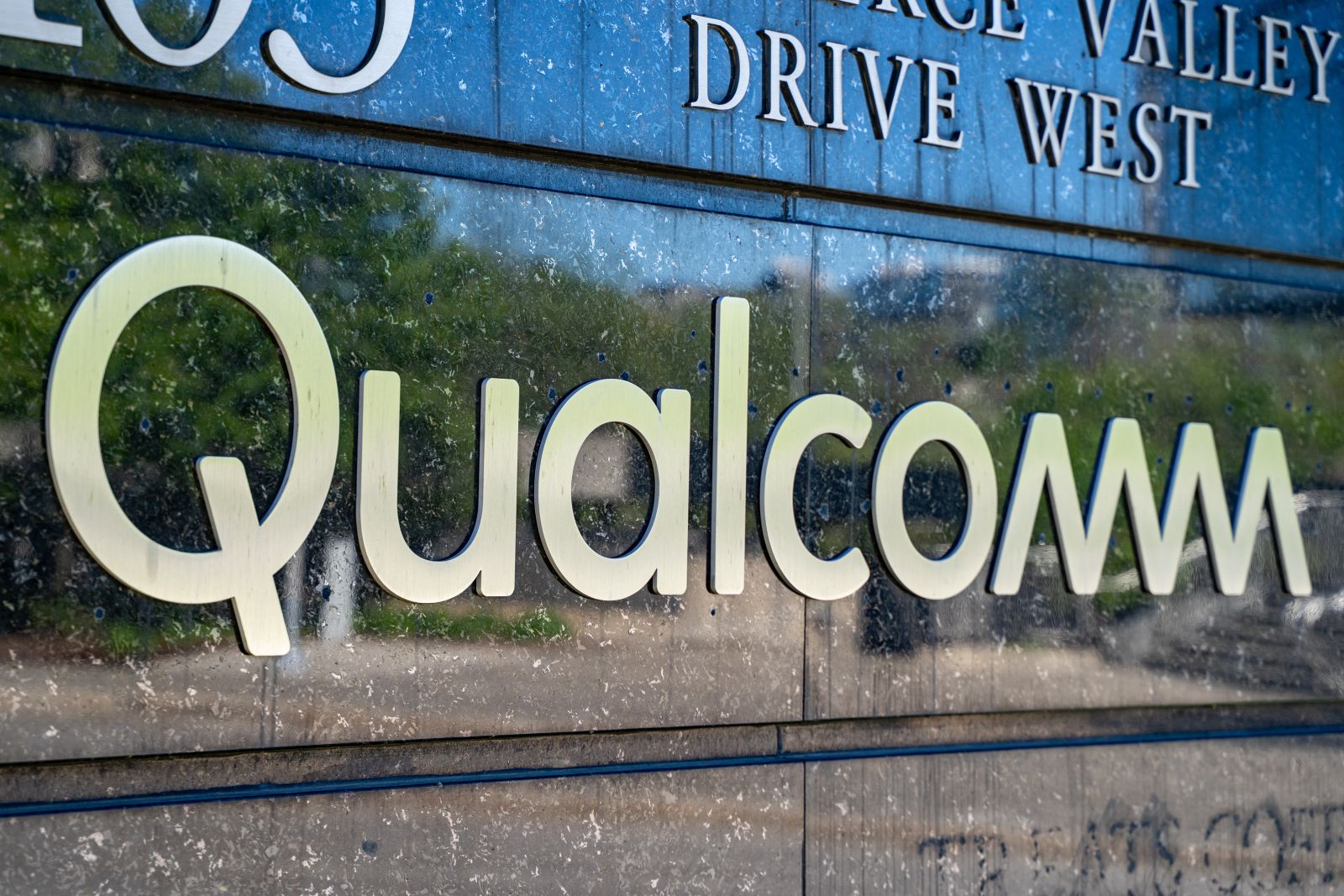 Why Investors Shouldn’t Sweat the Dip in Qualcomm’s Handset Revenue, According to Experts