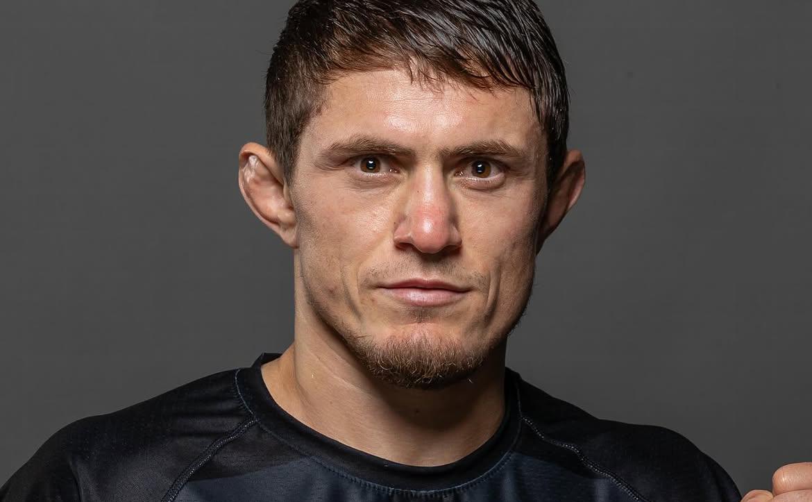 Российский боец снялся с чемпионского боя PFL за день до турнира