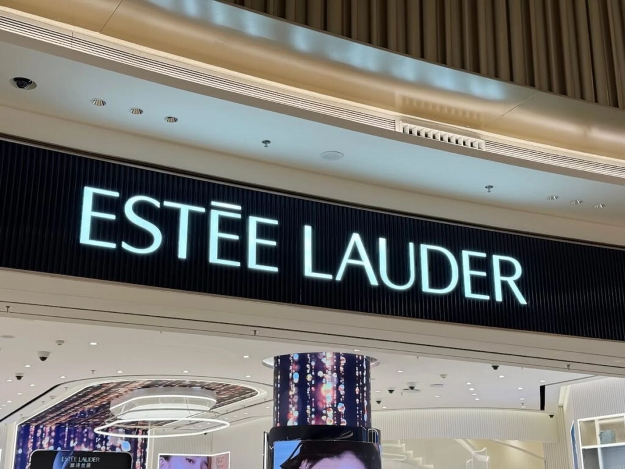 Estée Lauder vise l'essor de la beauté clinique avec l'accord 111SKIN | Benzinga France