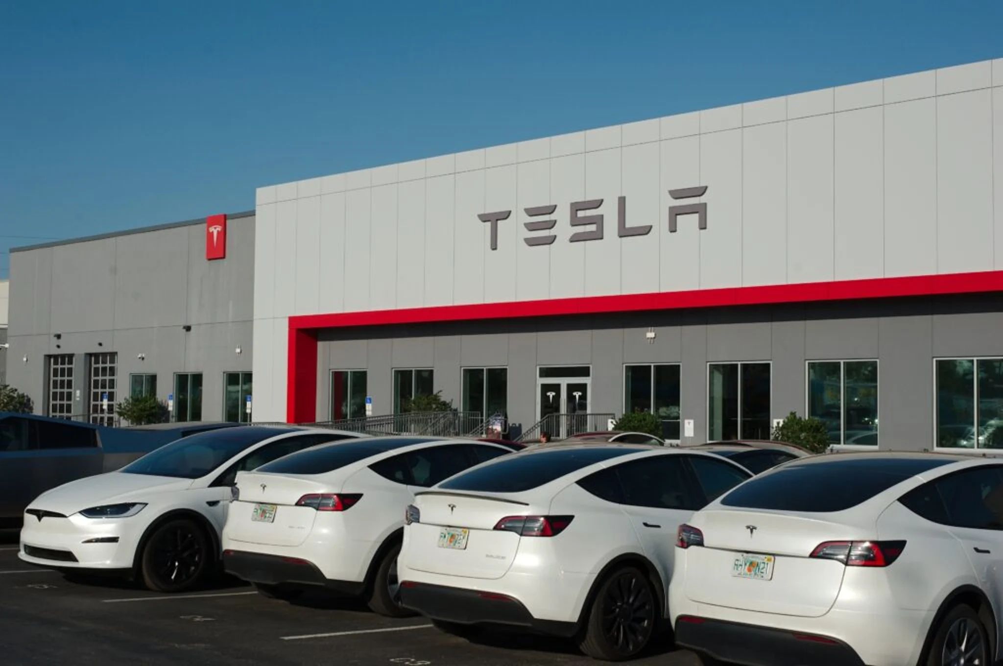 イーロン・マスクは、米国でのオートパイロットの廃止に伴い、FSDの月額$99の定額制料金が上昇すると述べた：「あなたは携帯電話を使ってもいい…」
