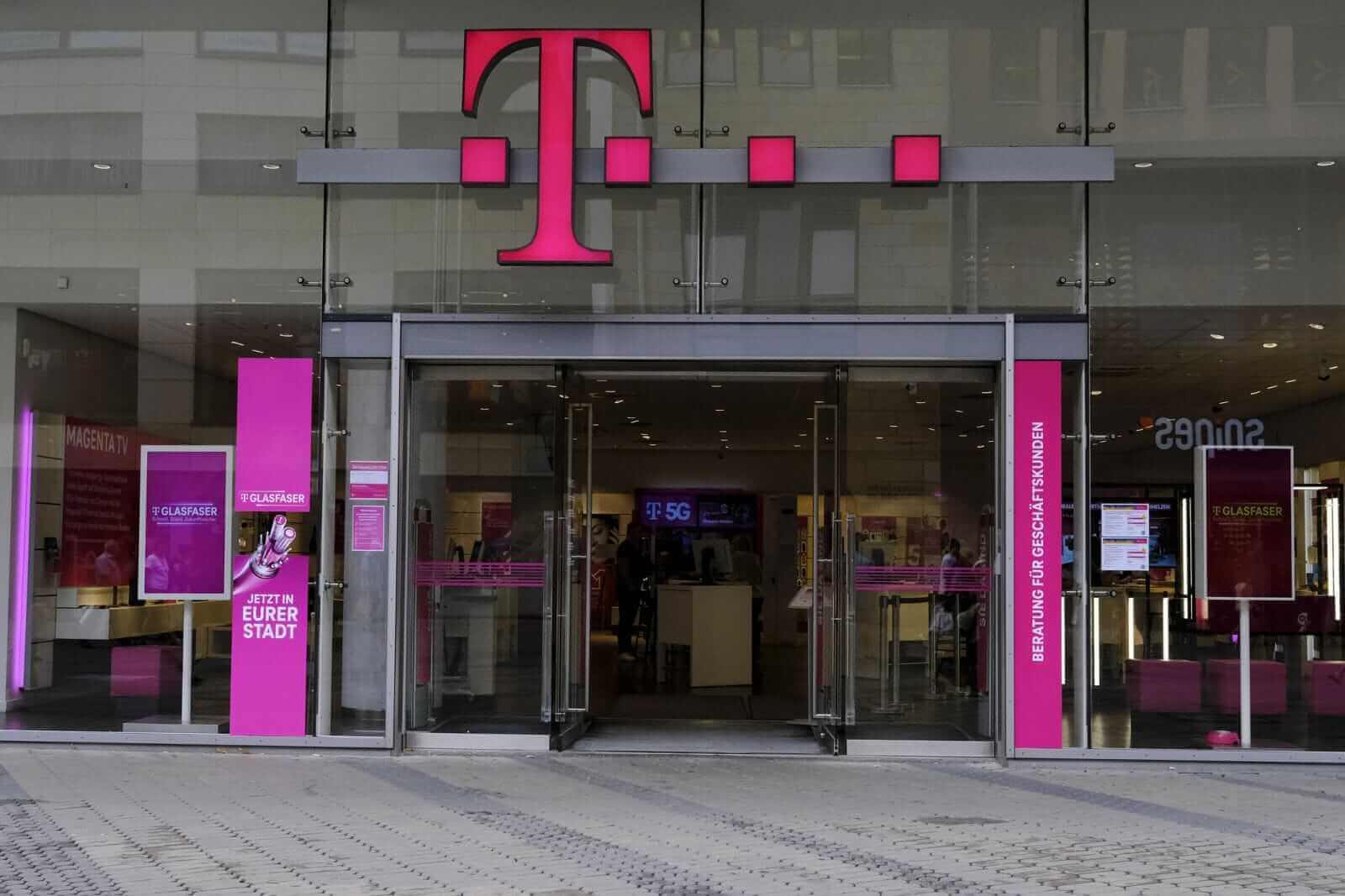 Are Wall Street Analysts Predicting T-Mobile Stock Will Climb or Sink?