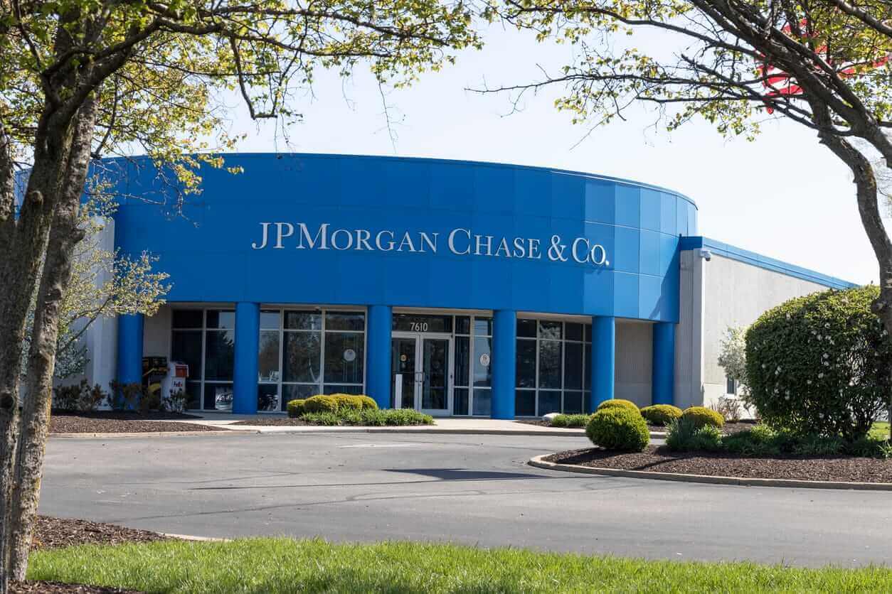 JPMorgan Chase Stock: Is JPM Outperforming the Financial  Sector?