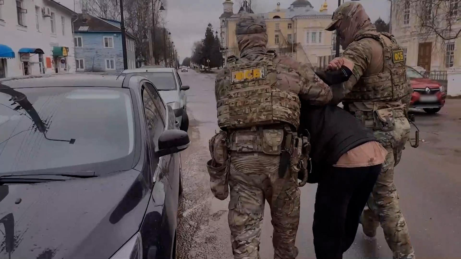 ФСБ показала кадры задержания 2 граждан России по подозрению в госизмене
