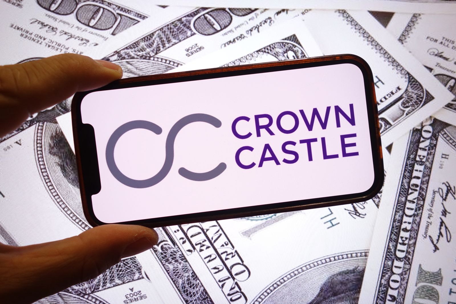 Crown Castle Stock: Is CCI Underperforming the Real Estate Sector?