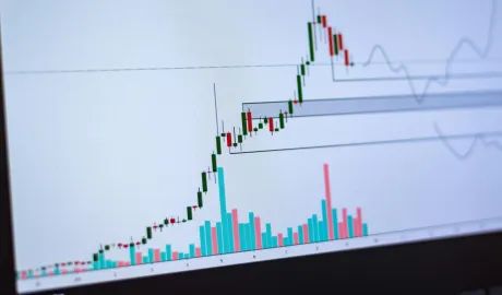 XRP apunta a $12: Señales de repunte histórico en su canal ascendente