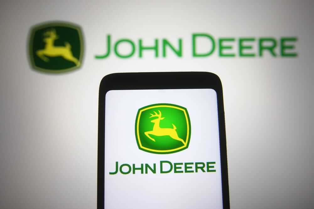 Deere & Company Stock: Is DE Underperforming the Industrials Sector?