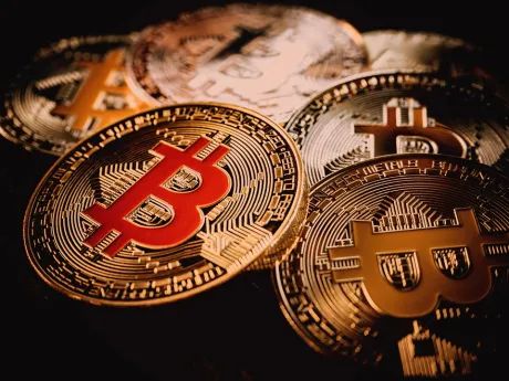 El Precio de Bitcoin Se Desploma: ¿Qué Significa la Ruptura de un Nivel de Soporte de 14 Años?