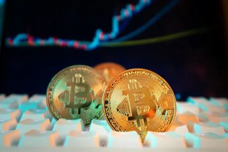Bitcoin bajo presión: Caída del Realized Cap y venta masiva de ballenas Humpback