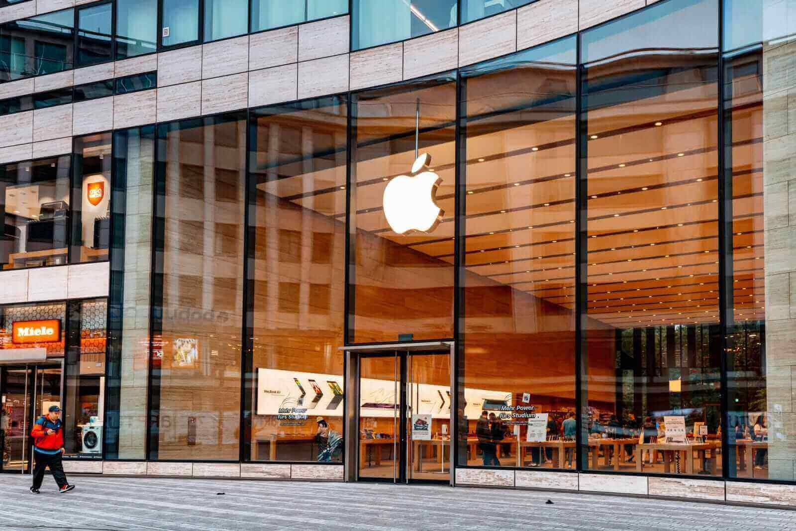 Why Wall Street Is Panicking About Apple’s Services Business