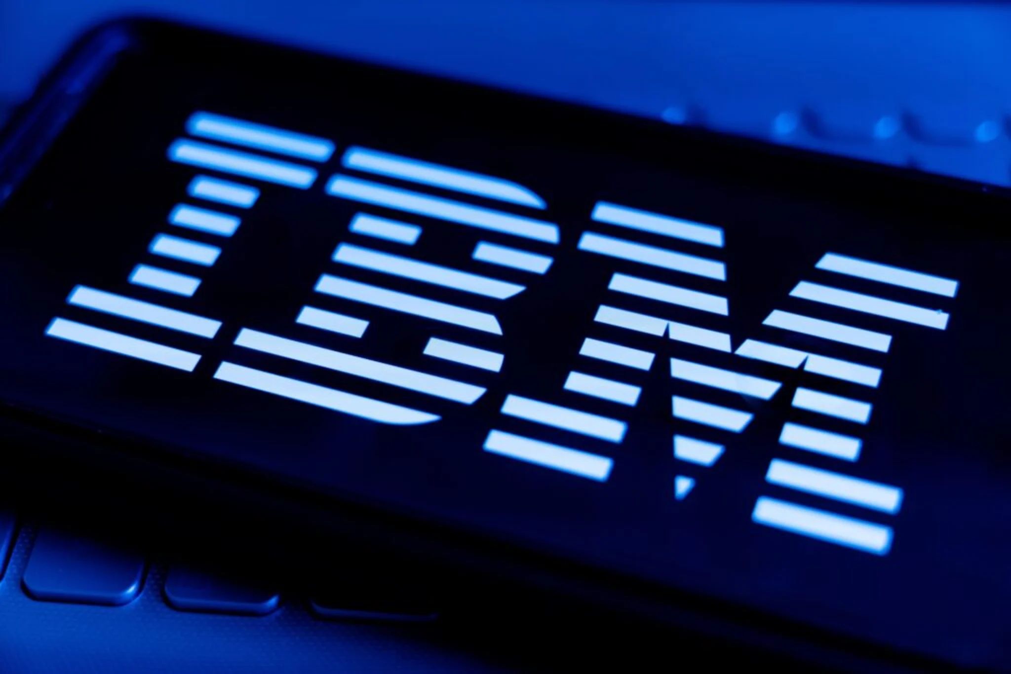 IBM obtient un rôle de défense pour SHIELD et étend son avancée en intelligence artificielle | Benzinga France
