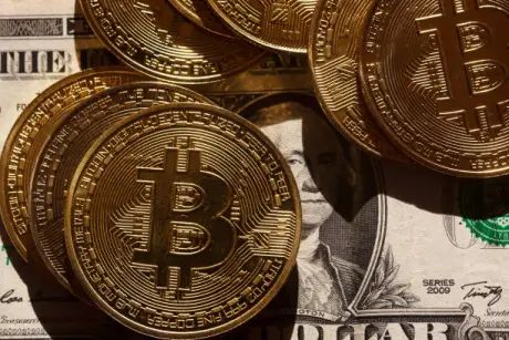 Bitcoin intenta estabilizarse tras fuerte retroceso, pero la incertidumbre domina el mercado