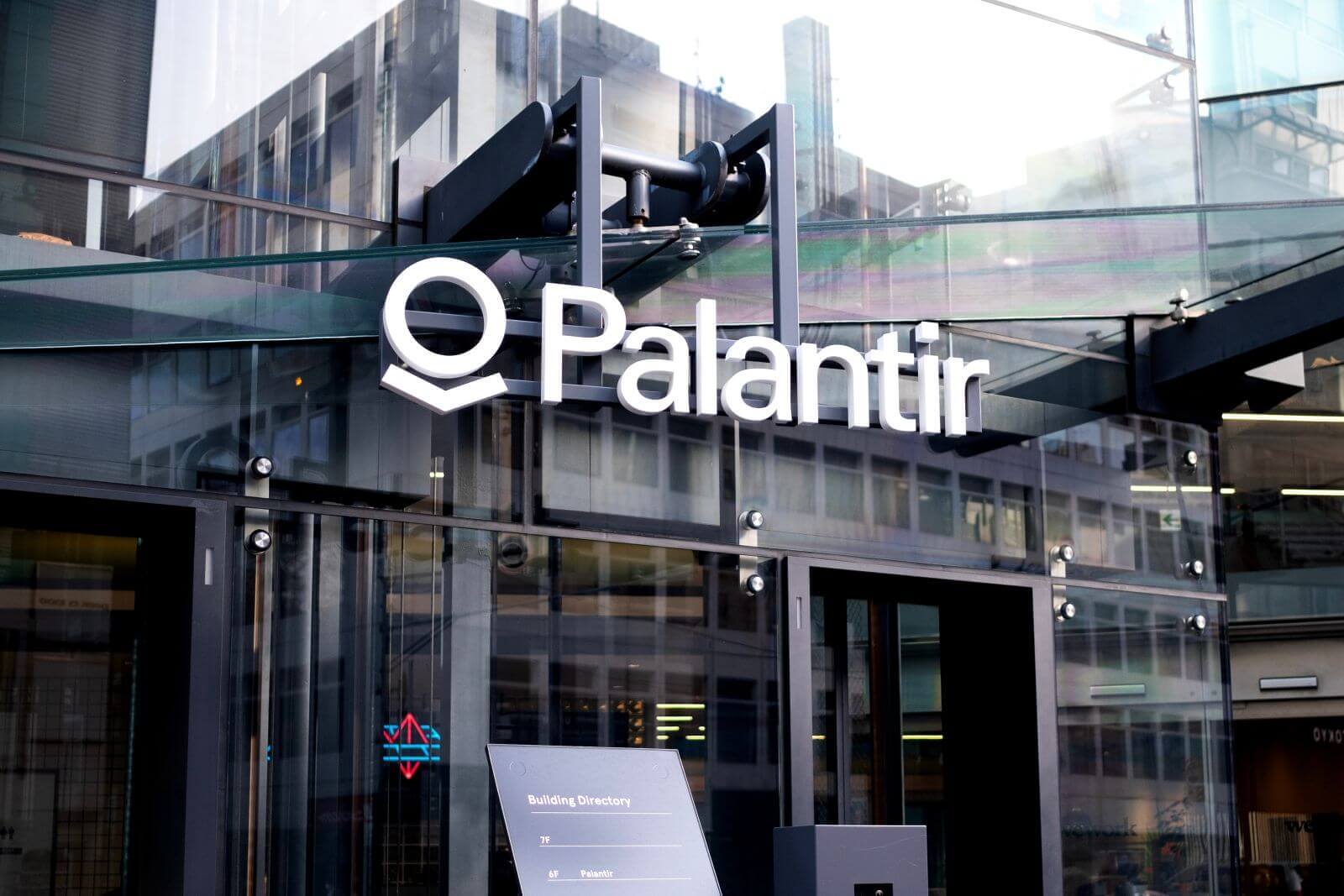 As Palantir Stock Plunges 32%, Is It Time to Buy the Dip in PLTR?
