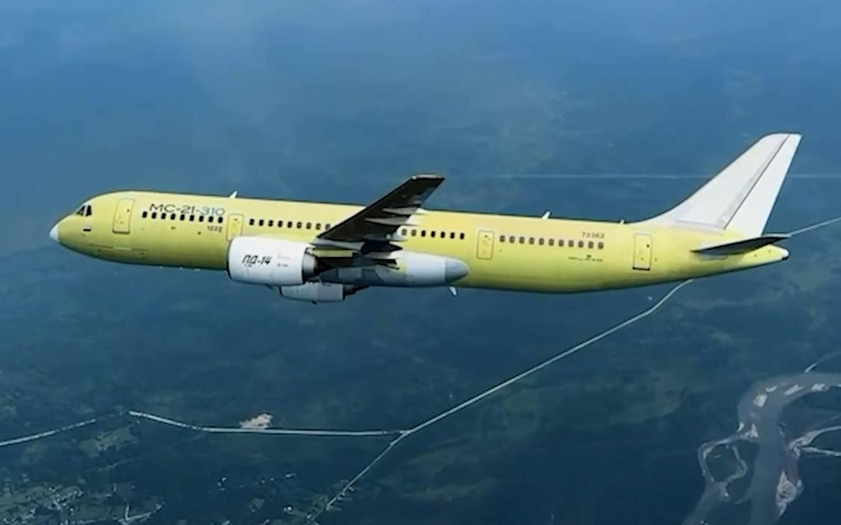 Серийный лайнер МС-21 с российским двигателем впервые поднялся в небо