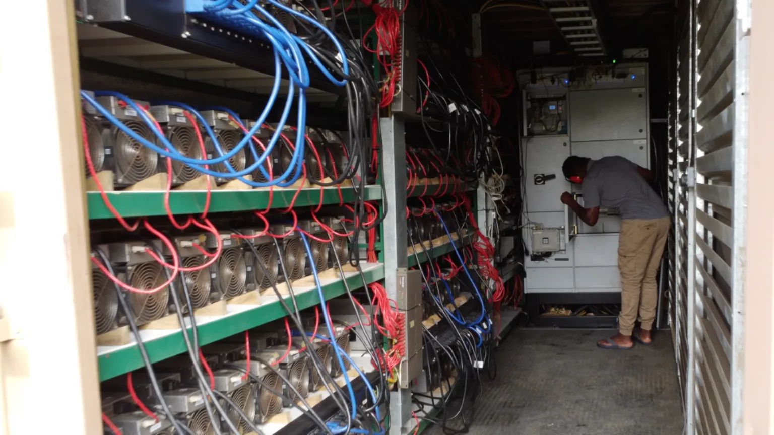 Miner di Bitcoin in Zambia che sfruttano elettricità in eccesso da impianti di energia rinnovabile.