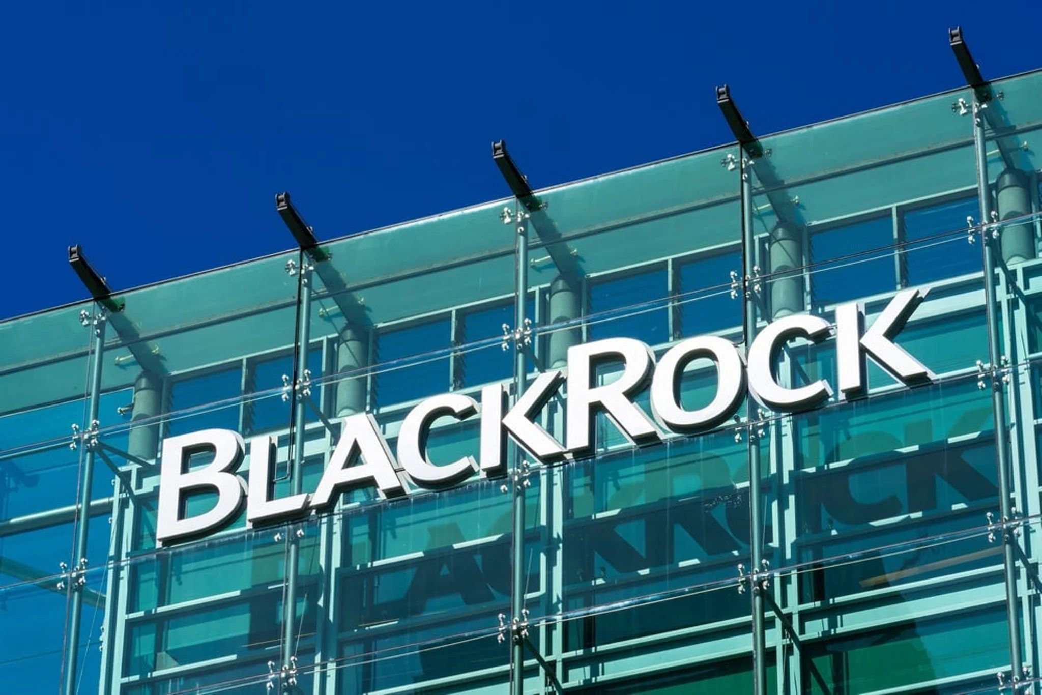 BlackRock effectue une avancée historique dans la DeFi avec un accord sur Uniswap qui fait grimper le UNI de 15% | Benzinga France