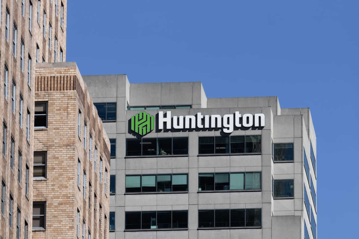 Is Huntington Bancshares Stock Underperforming the S&P 500?