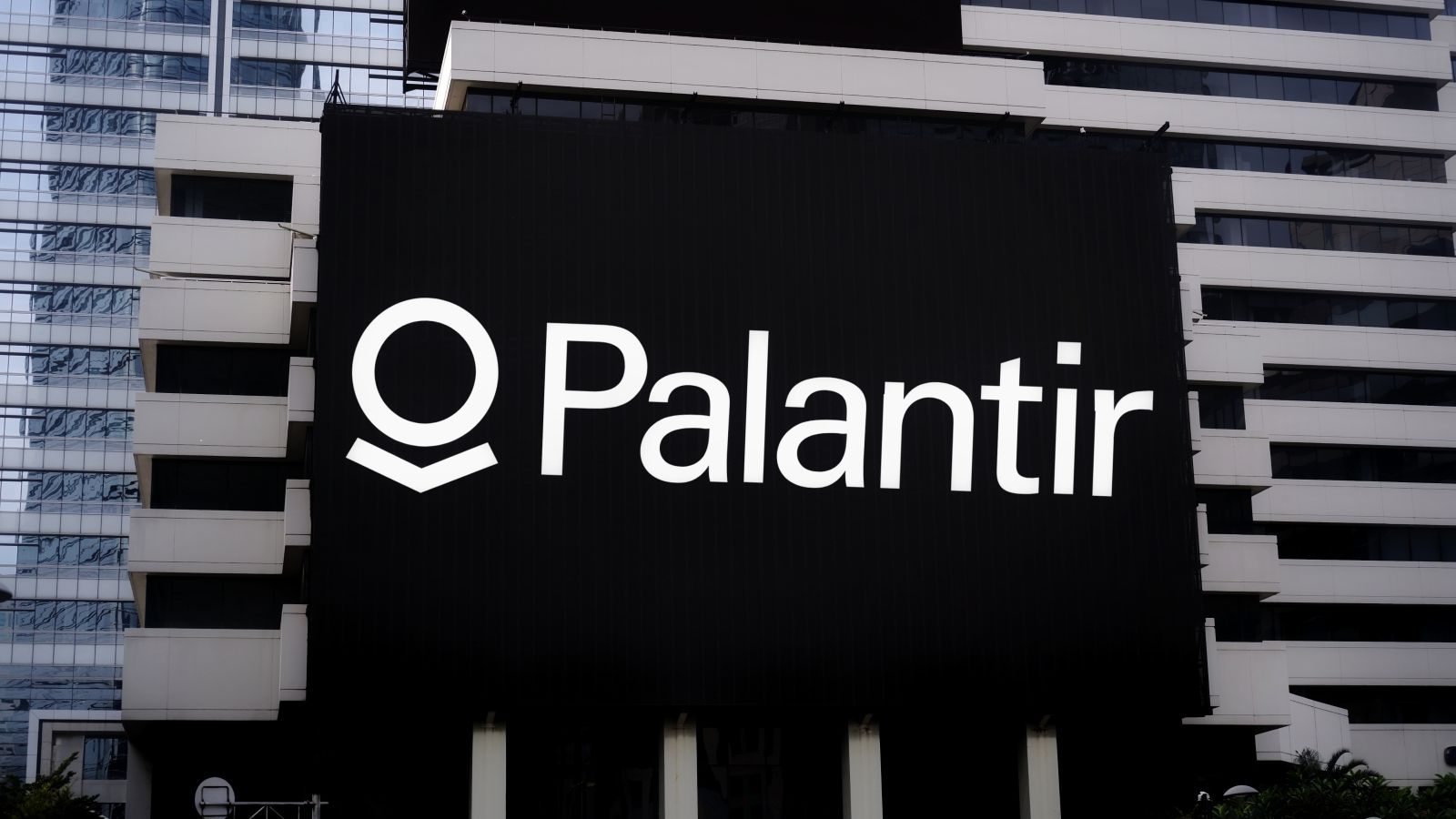 While the Stock Market Was Rallying, Palantir Stock Sold Off. Should You Buy the Dip in PLTR?