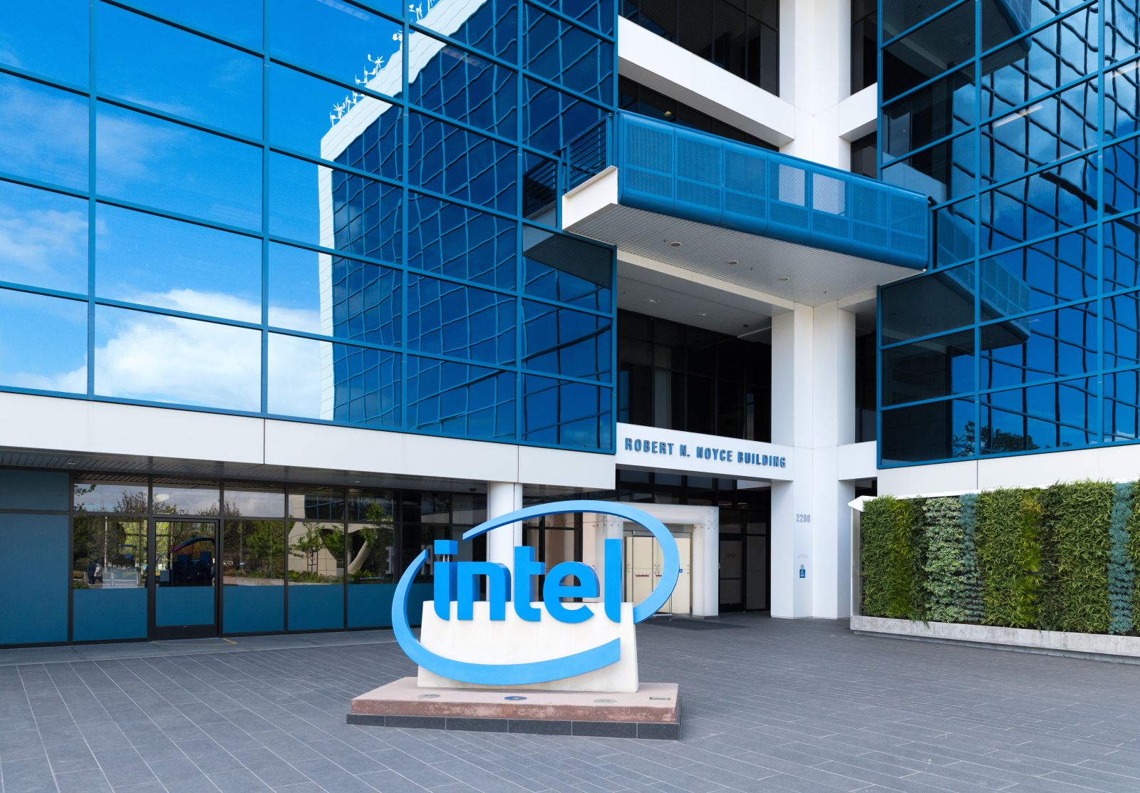 Why Wells Fargo Thinks Intel’s AI Business Is Getting Even Stronger