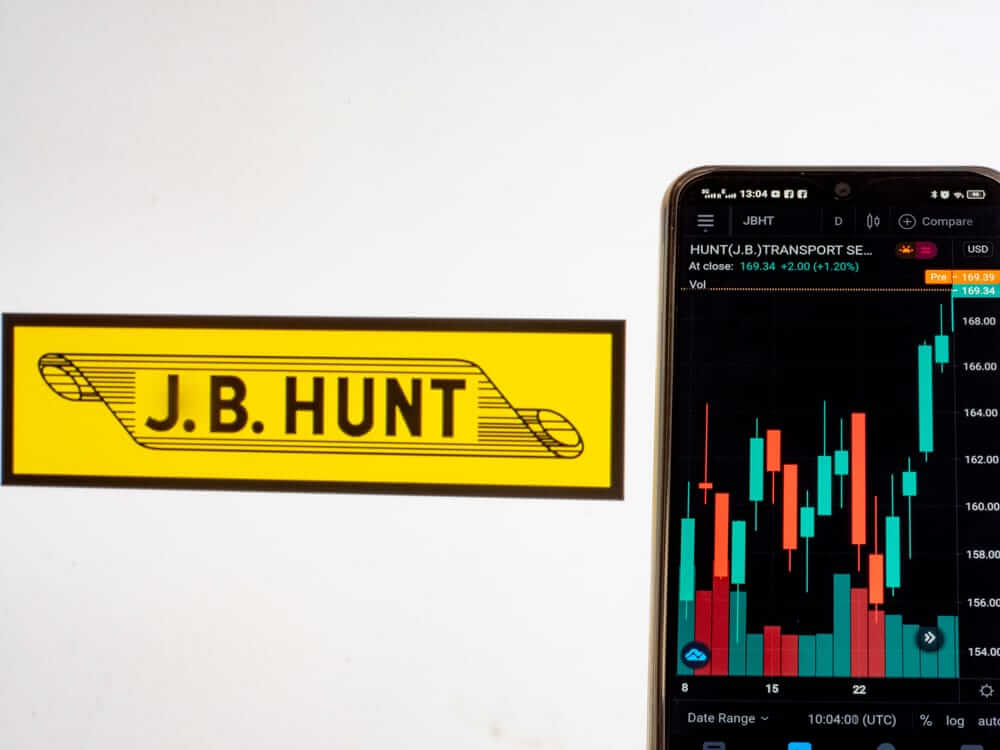 Do Wall Street Analysts Like J.B. Hunt Transport Stock?