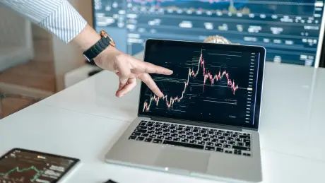 Analista de cripto critica a los inversores de XRP por solo mantener la moneda y no usarla