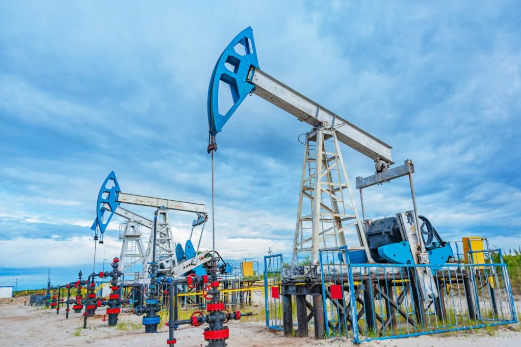 Crude Oil Gains 3%; 3M Posts Better-Than-Expected Q1 Results - 3M (NYSE:MMM), Herc Holdings (NYSE:HRI)