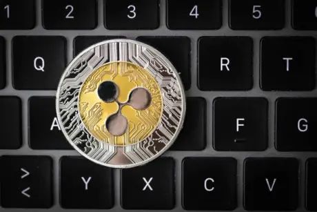 XRP en zona de ruptura: Triángulo simétrico apunta a movimiento del 26%