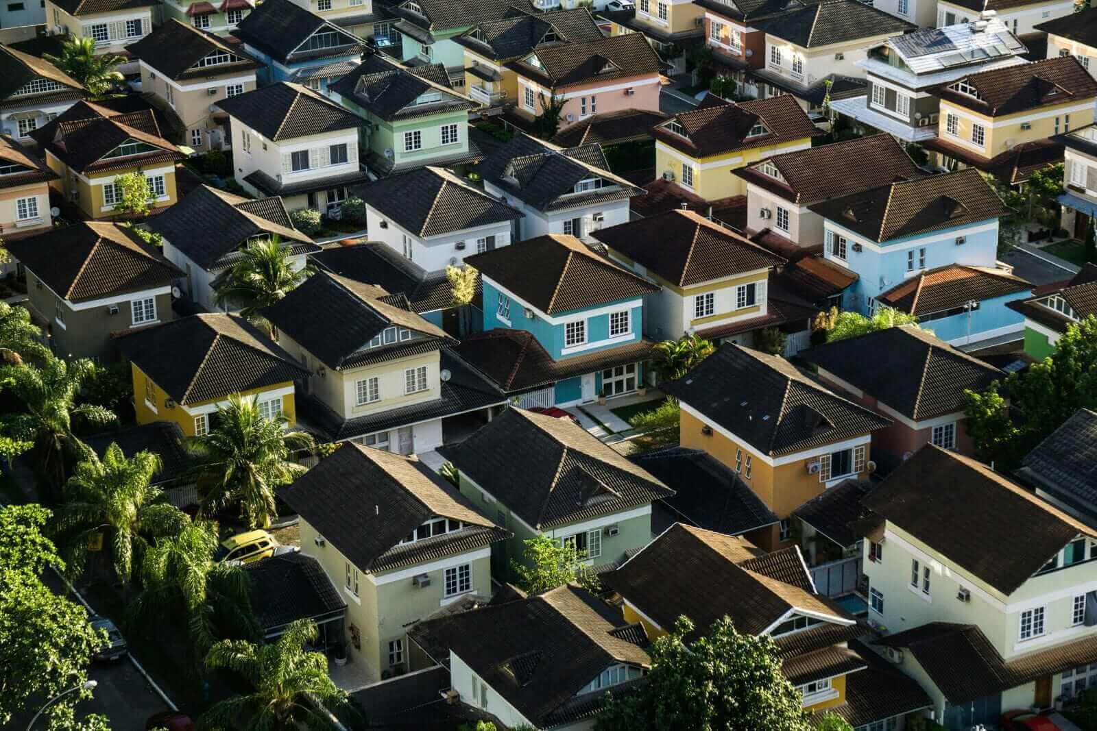 2 REITs Set to Outperform Now Amid Stock Market Volatility
