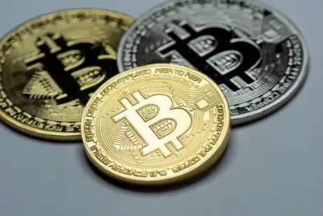 Bitcoin rompe la tendencia bajista macro y apunta a los $80,000: ¿Ruptura real o trampa alcista?