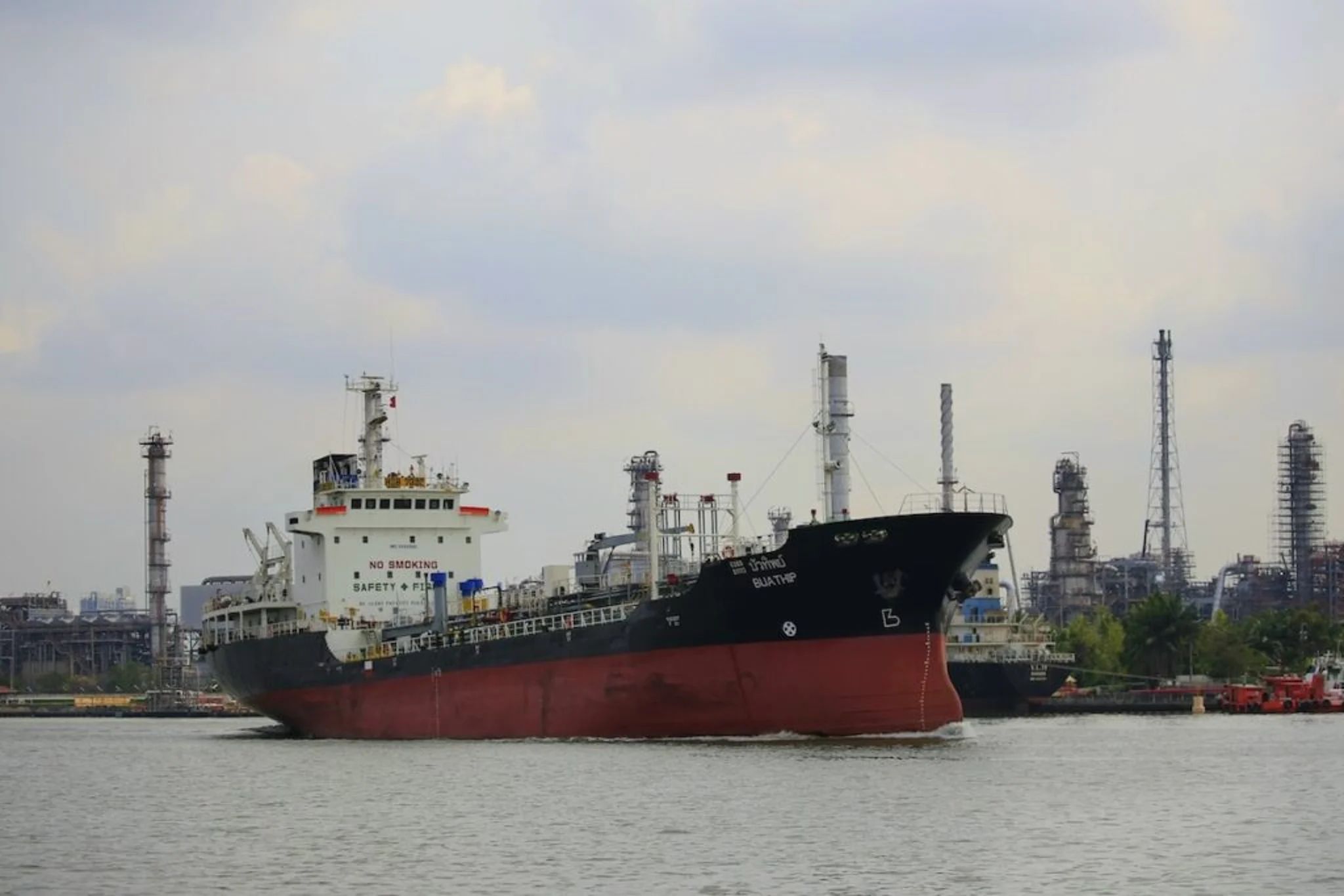 Alors que les "derniers navires" arrivent, le détroit d'Hormuz risque de provoquer une crise alimentaire retardée | Benzinga France