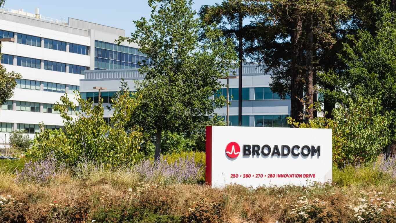 Analysts Keep Hiking Broadcom Price Targets, But AVGO Is Flat - Shorting AVGO Puts Is an Attractive Play