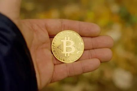 Analista de cripto predice caída de Bitcoin a $55,000 tras romper soporte de 14 años