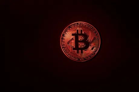 Bitcoin cae bajo $72,000 y la venta de BTC por Strategy despierta alarma en el mercado