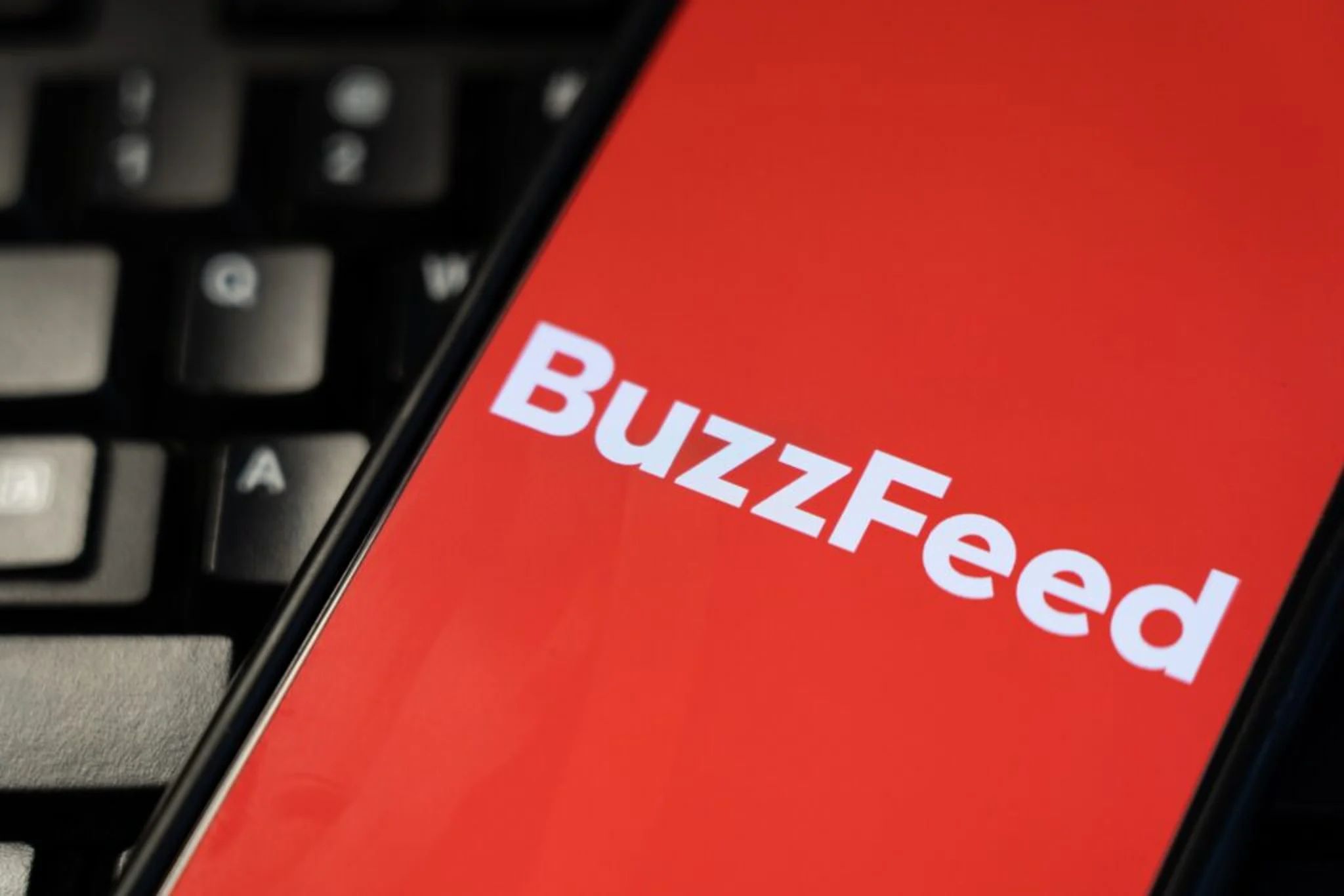 BuzzFeed soulève des doutes sur la liquidité, mais le PDG mise sur l'avenir de l'IA : "Le logiciel est le nouveau contenu". | Benzinga France