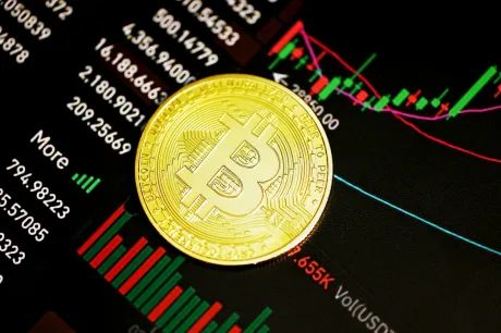 Bitcoin enfrenta su semana decisiva: prueba de soporte en $74,000 y posible ruptura hacia $80K