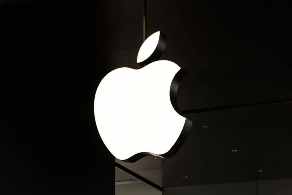 Apple To Rally Around 20%? Here Are 10 Top Analyst Forecasts For Friday - Apple (NASDAQ:AAPL), Amazon.com (NASDAQ:AMZN)