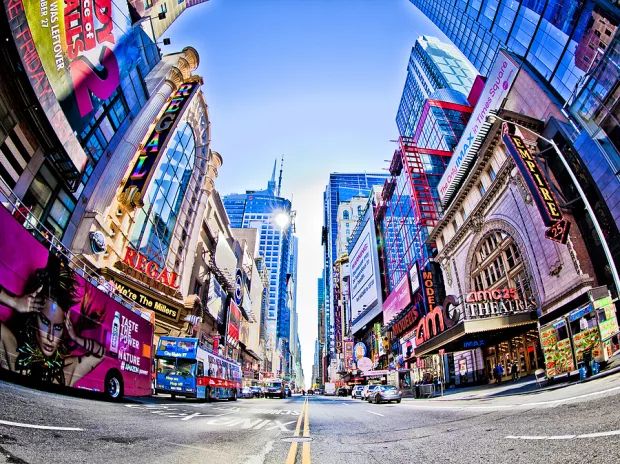 Lamar vs. OUTFRONT: Which OOH Advertising REIT Is the Better Buy Now?