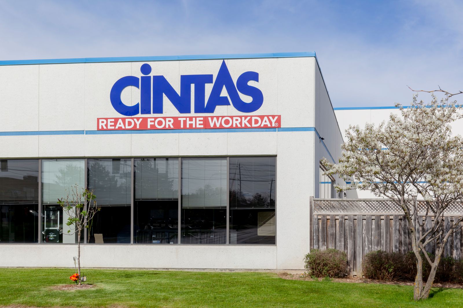 This Blue-Chip Stock Is a ‘Hold’ for the Long Term Thanks to Robust Momentum and Fundamentals
