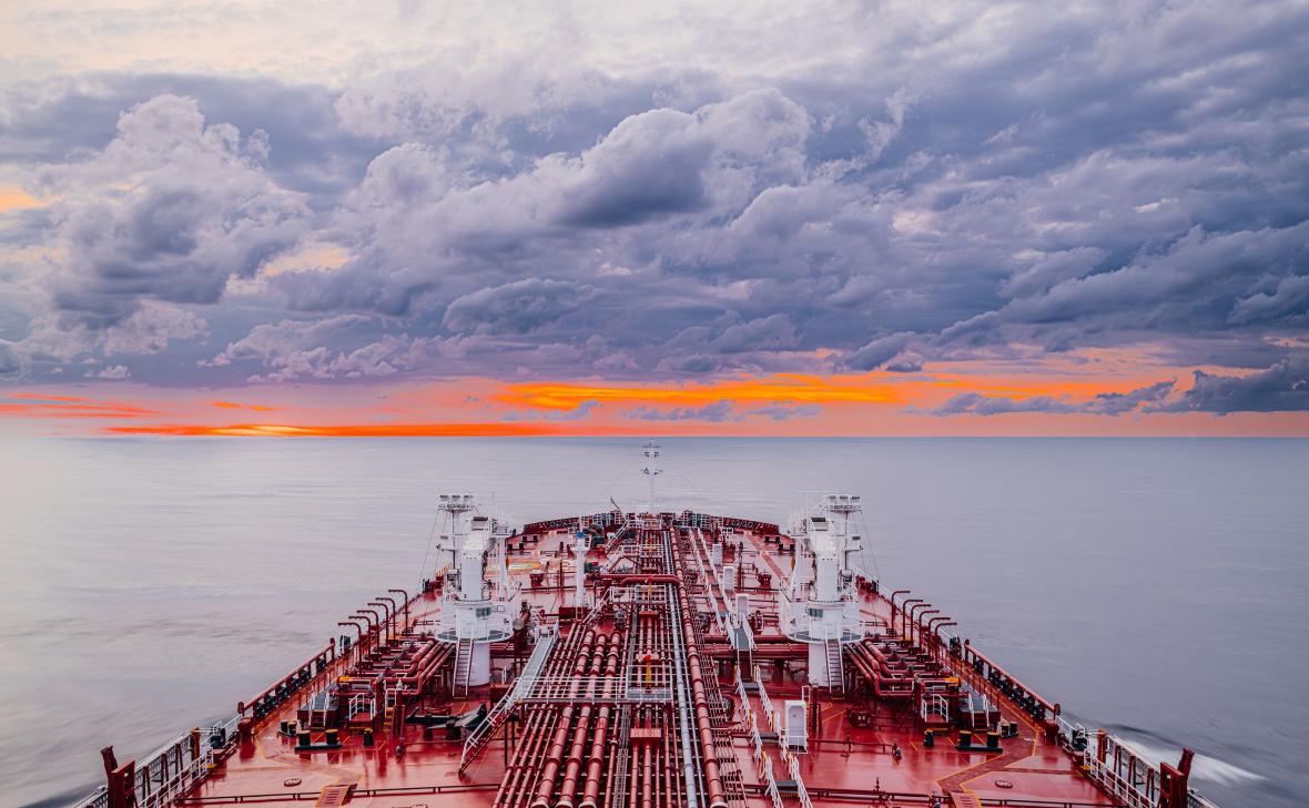 Цена нефти Brent рухнула почти на 13% и опустилась ниже $85 за баррель